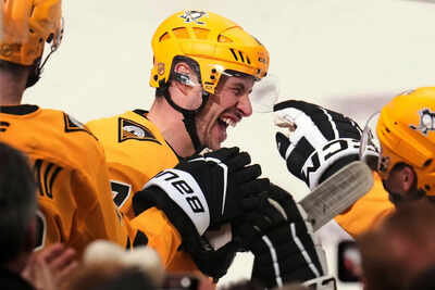 Sidney Crosby honors Nova Scotia legend Lowell MacDonald before Pittsburgh Penguins and Detroit Red Wings game