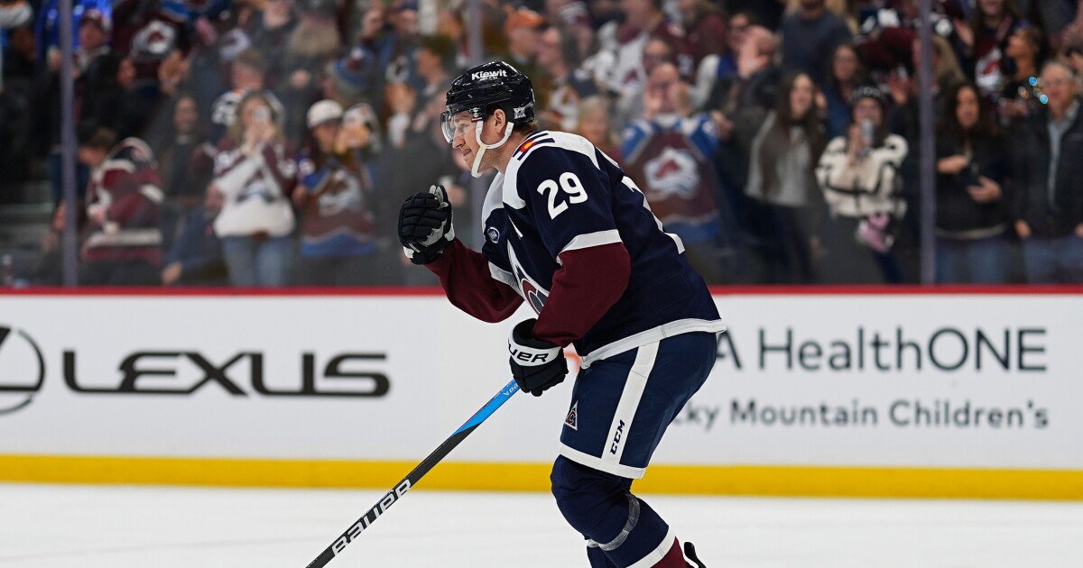 MacKinnon scores 400th goal as Avalanche rout Blues 6-1