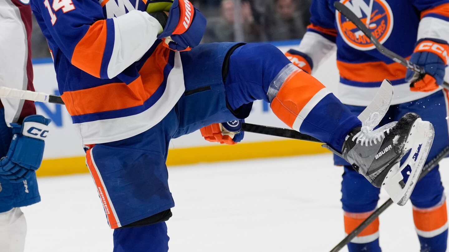 Bo Horvat lifts the Islanders to a 3-2 shootout victory over the slumping Blackhawks