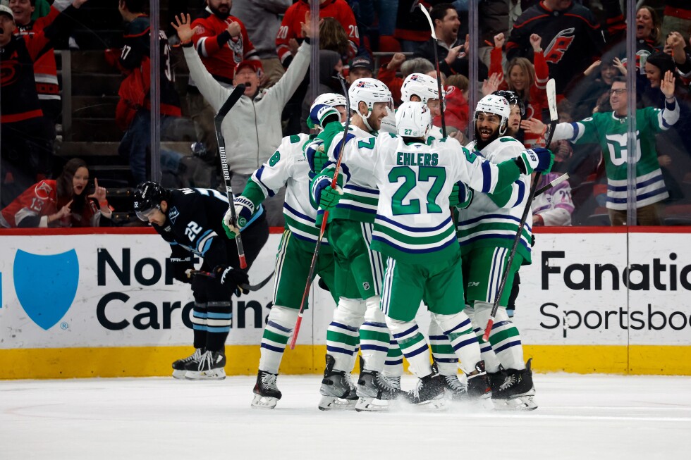 Hurricanes rally with 3 goals in last 2 minutes to stun Mammoth