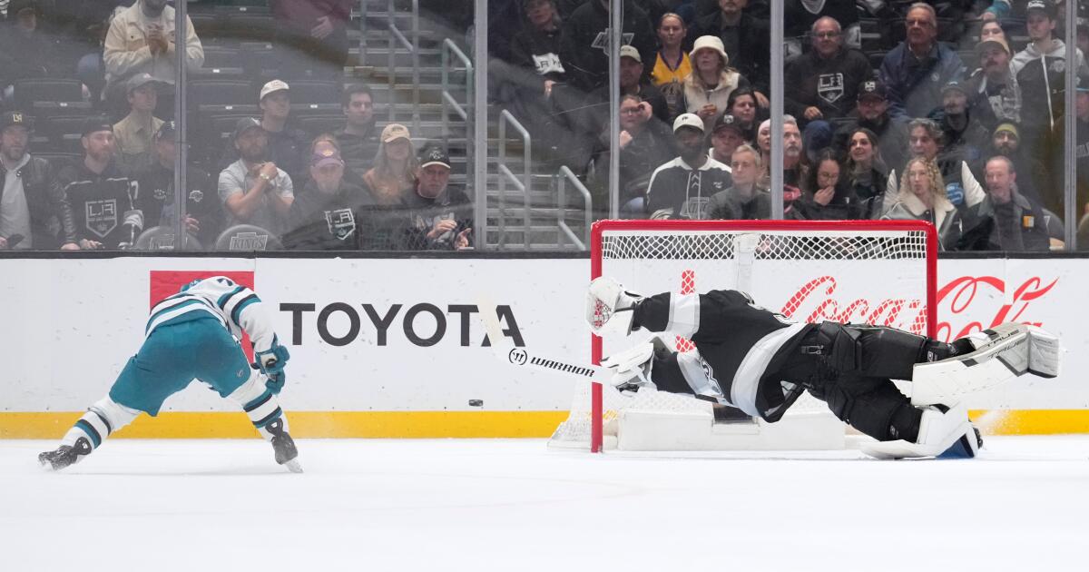 Kings lose late lead and are defeated by Sharks