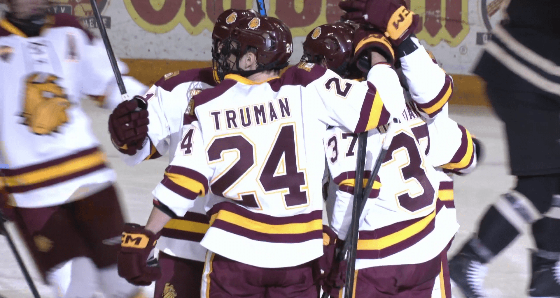 UMD men's hockey slides one spot in the polls