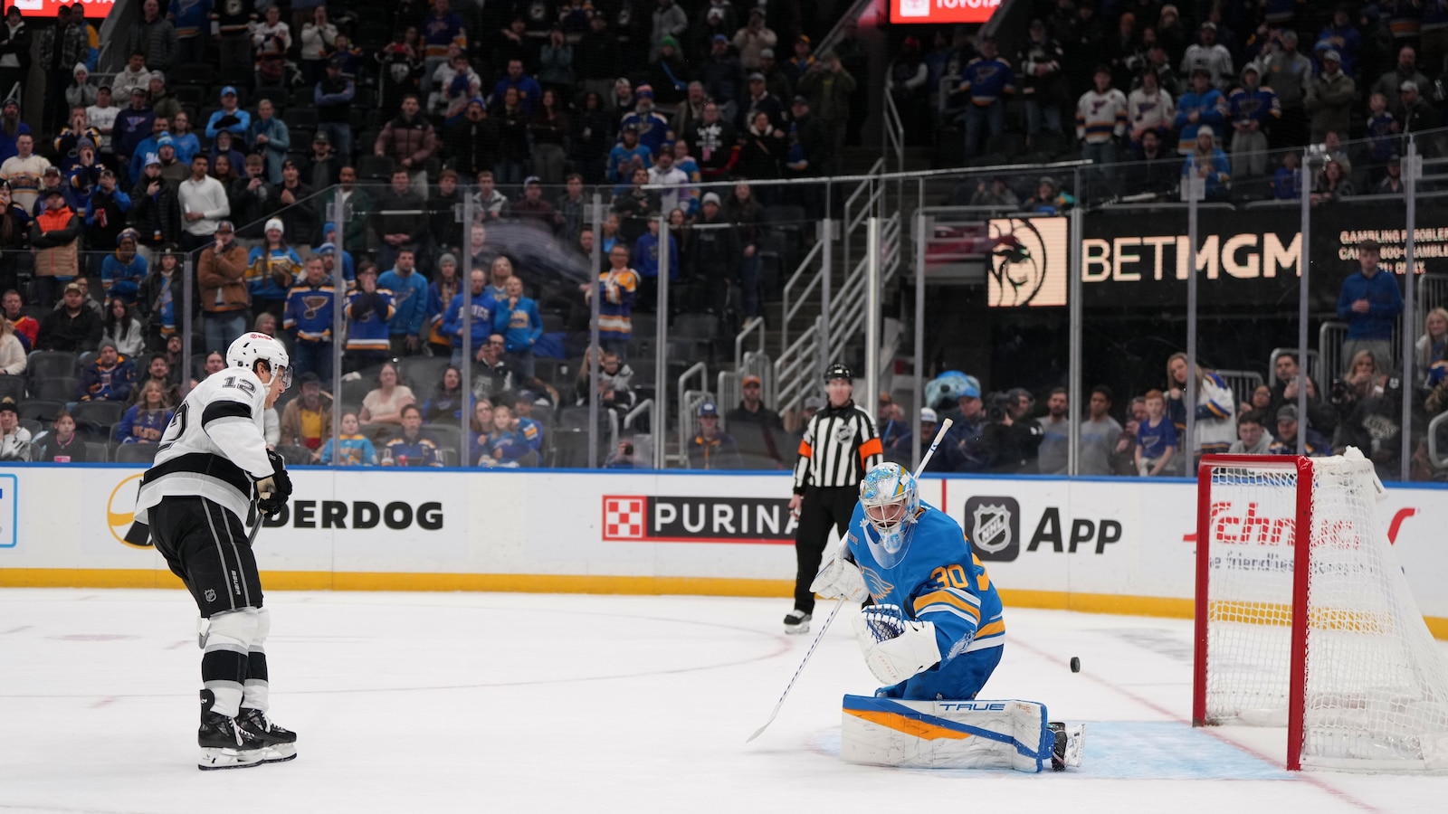 Moore scores deciding goal in shootout as Kings beat Blues 5-4