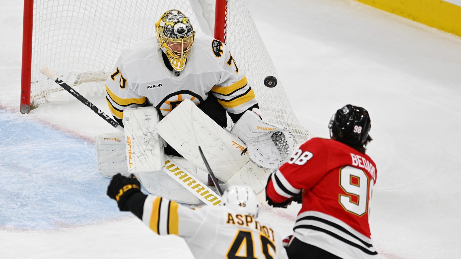 Bruins beat Blackhawks 5-2, extend winning streak to six games