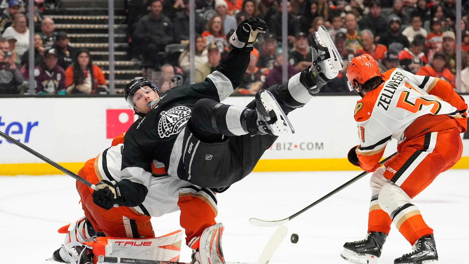 Beckett Sennecke sets up Mikael Granlund in OT, Ducks beat Kings 2-1 for weekend sweep