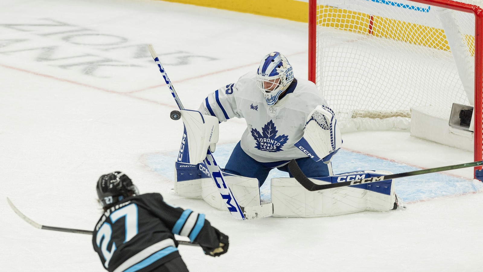 Guenther scores 2 goals as Mammoth beat Maple Leafs 6-1