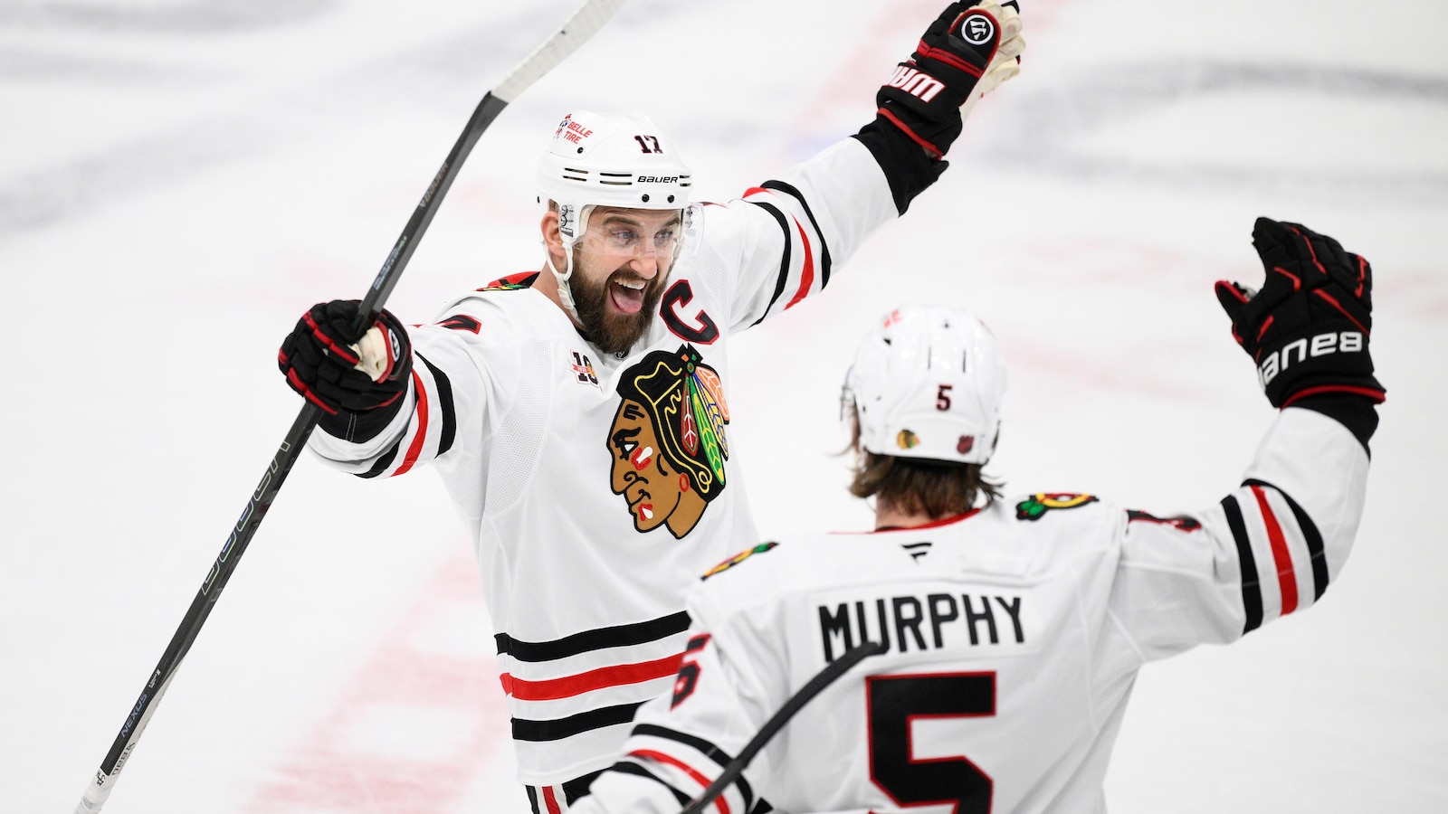 Moore and Murphy help the Blackhawks beat the Blues 7-3 for their 4th straight win