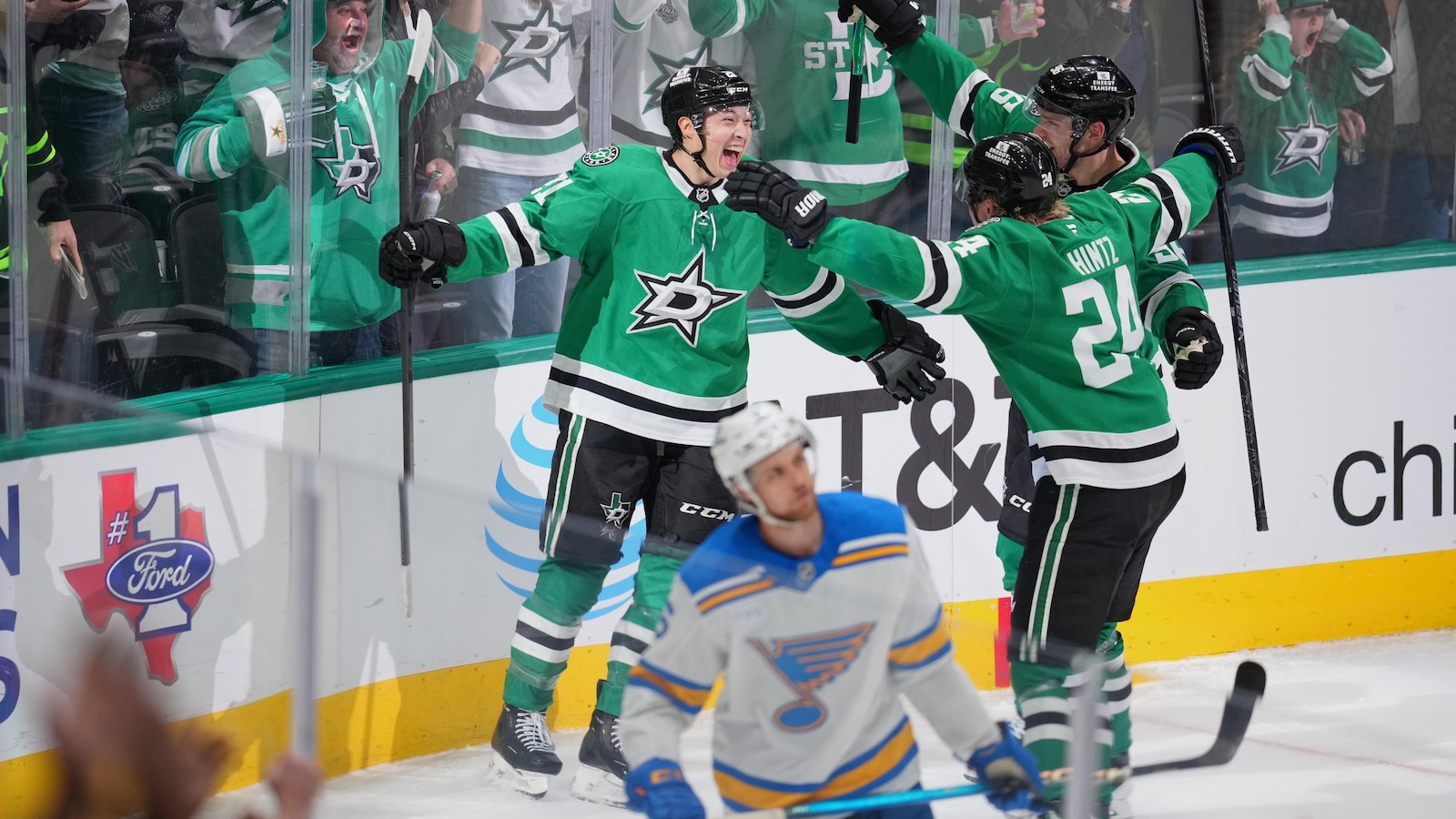 Robertson scores 30th goal with a minute left to lift Stars over Blues 3-2