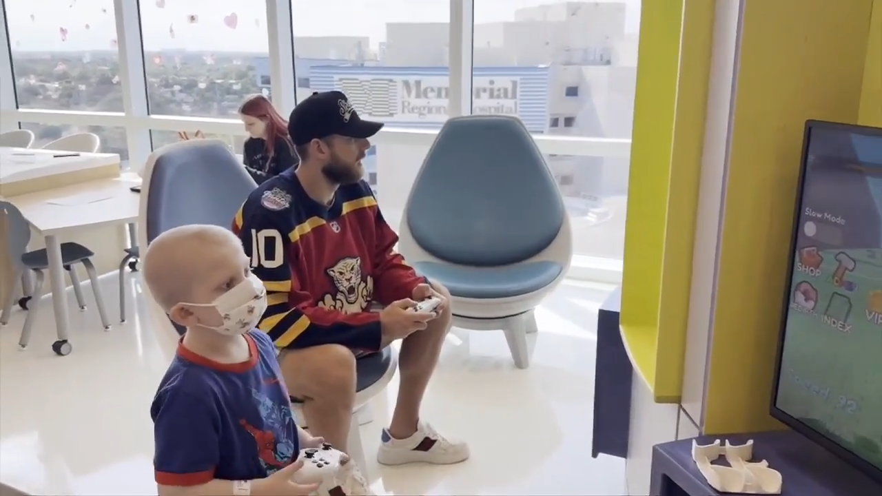 Florida Panthers forward AJ Greer visits Joe DiMaggio Children’s Hospital - WSVN 7News | Miami News, Weather, Sports