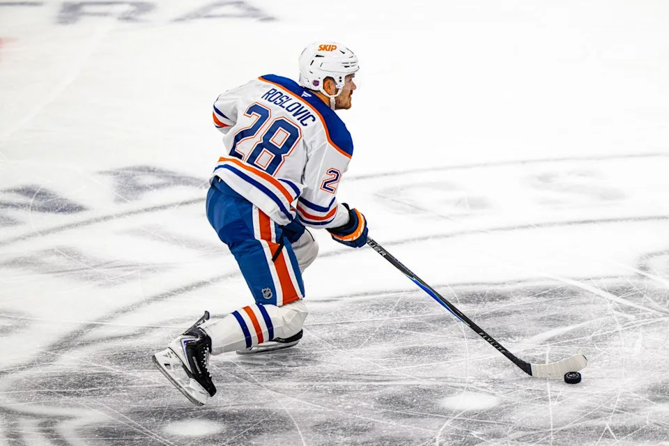 Edmonton Oilers center Jack Roslovic (28) moving the puck during an NHL hockey game against the Los Angeles Kings on February 26th, 2026 in Los Angeles, CA.