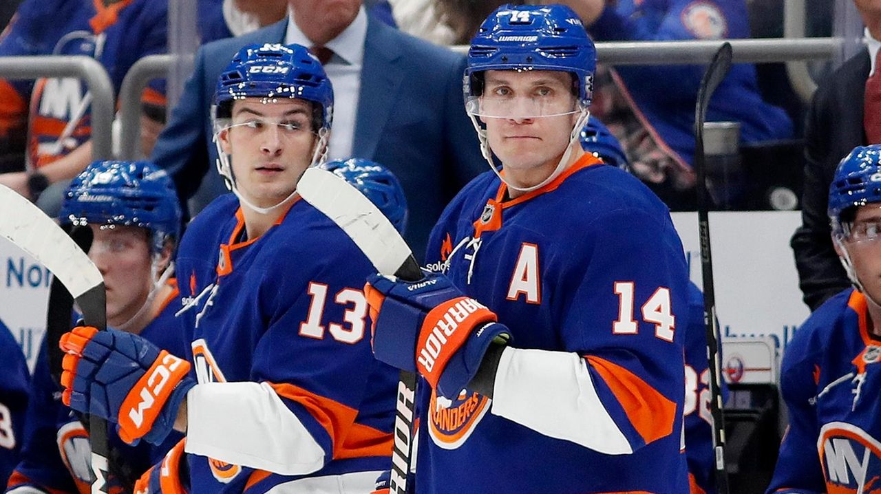 Andrew Gross: Patrick Roy puts Bo Horvat, Mathew Barzal on same line to spark Islanders offense