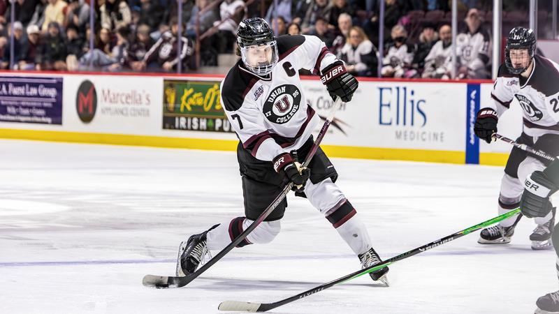 #20 Men's Hockey Making Final Playoff Push on Road