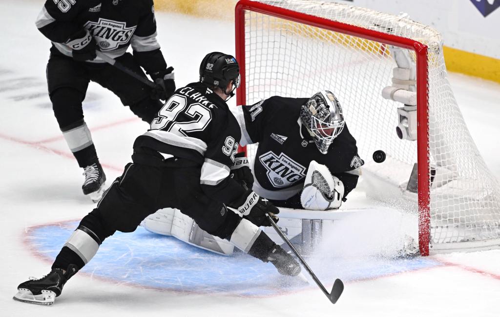 Vegas spoils Artemi Panarin’s Kings debut with 5-goal 3rd period – Daily News