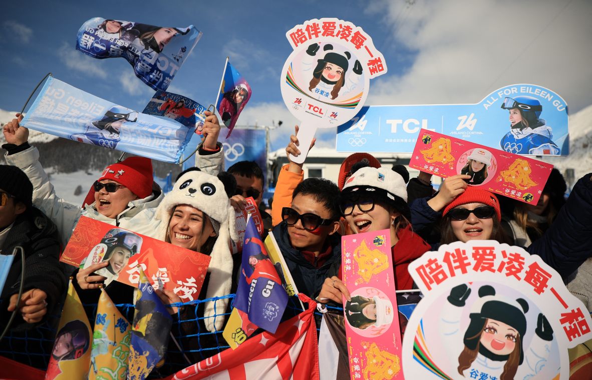 Fans of Chinese freestyle skier Eileen Gu cheer for her in Livigno.