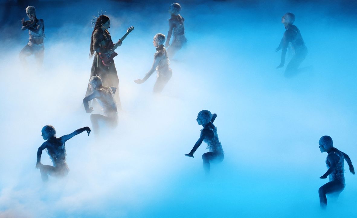 Italian musician Joan Thiele is joined by dancers during the closing ceremony.