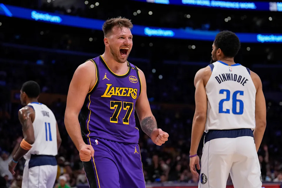 Luka Doncic (77) de los Lakers de Los Ángeles reacciona tras durante el partido contra los Mavericks de Dallas, el martes 25 de febrero de 2025, en Los Ángeles. (AP Foto/Mark J. Terrill)