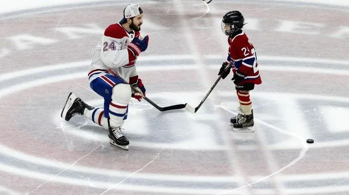  Montreal Canadiens centre Phillip Danault speaks with his son Phillip-Édouard during the team’s skills competition at the Bell Centre on Sunday, February 22, 2026.