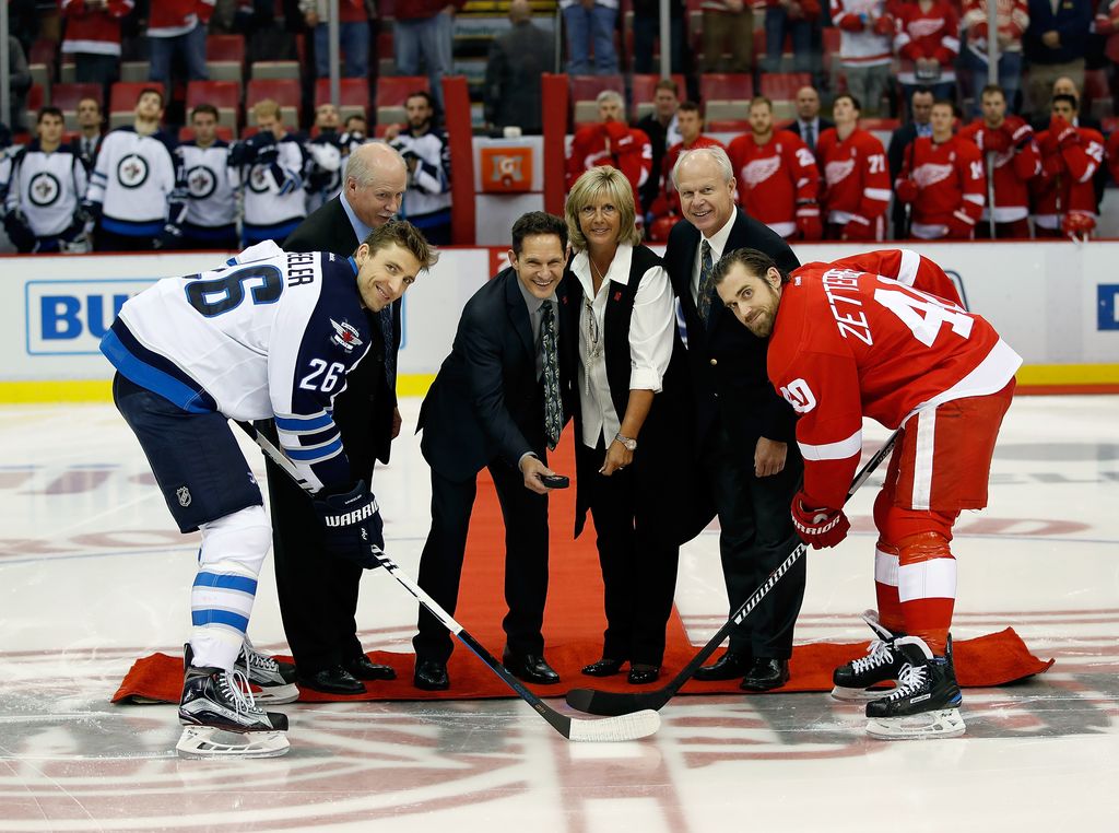 DETROIT, MI - NOVEMBER 04: All four of former Detroit Red Wing Gordie Howe's children (L-R) Marty, Murray, Cathy and Mark Howe participate in a ceremonial puck drop in honor of their late father between captains Blake Wheeler #26 of the Winnipeg Jets and Henrik Zetterberg #40 of the Detroit Red Wings prior to an NHL game at Joe Louis Arena on November 4, 2016 in Detroit, Michigan. (Photo by Gregory Shamus/Getty Images)