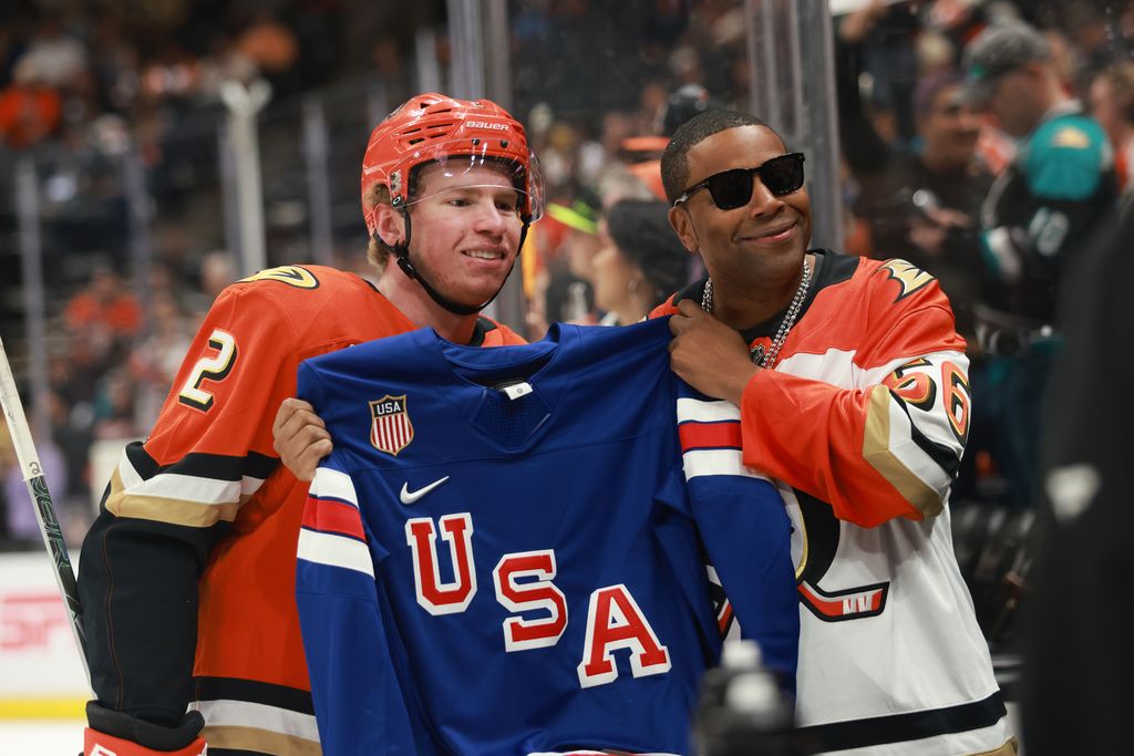 Jackson LaCombe #2 of the Anaheim Ducks poses with Kenan Thompson before the game against the Vegas Golden Knights at Honda Center on February 01, 2026 in Anaheim, California. (Photo by Nicole Vasquez/NHLI via Getty Images)