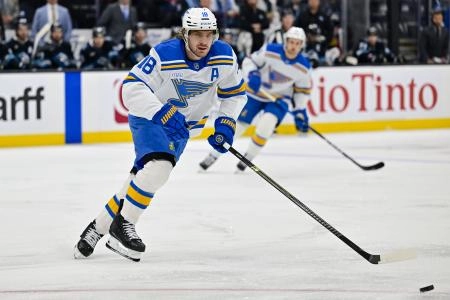 Jan 9, 2026; Salt Lake City, Utah, USA; St. Louis Blues center Robert Thomas (18) makes a quick pass during first period against the Utah Mammoth at Delta Center.