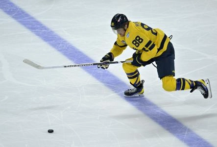 Feb 15, 2025; Montreal, Quebec, CAN; [Imagn Images direct customers only] Team Sweden forward William Nylander (88) plays the puck against Team Finland in the second period during a 4 Nations Face-Off ice hockey game at the Bell Centre. Mandatory Credit: Eric Bolte-Imagn Images