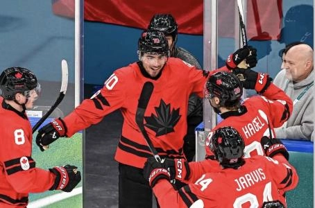 Nick Suzuki celebrating his goal