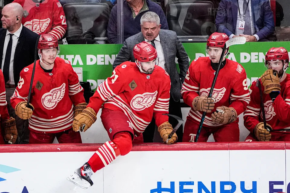 Detroit Red Wings head coach Todd McLLelan talks to center Dylan Larkin (71) during the first period between Detroit Red Wings and Colorado Avalanche at Little Caesars Arena in Detroit on Saturday, Jan. 31, 2026.