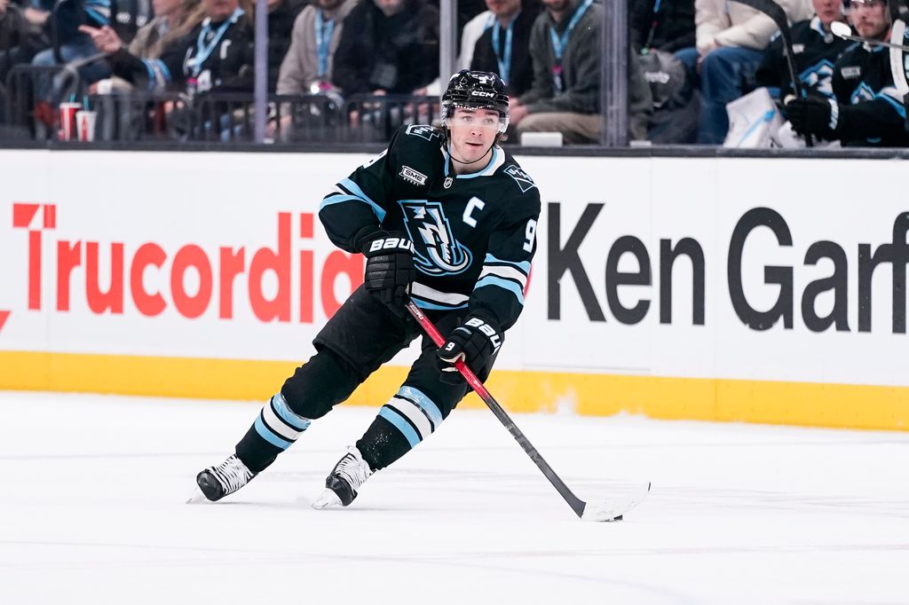 Clayton Keller #9 of the Utah Mammoth controls the puck during an NHL game between the Dallas Stars and the Utah Mammoth on January 31, 2026 at the Delta Center in Salt Lake City, UT. (Photo by Aaron Baker/Icon Sportswire via Getty Images)