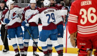 MacKinnon scores twice to become the 1st 40-goal scorer of the season, Avalanche blank Red Wings 5-0 | National Sports