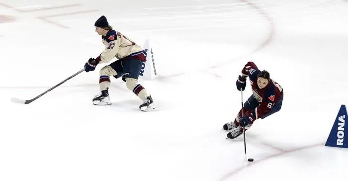  Montreal Victoire forward Dara Greig (17) and Victoire defender Nicole Gosling (61) compete in the obstacle course during the Montreal Canadiens’ skills competition at the Bell Centre on Sunday, February 22, 2026.