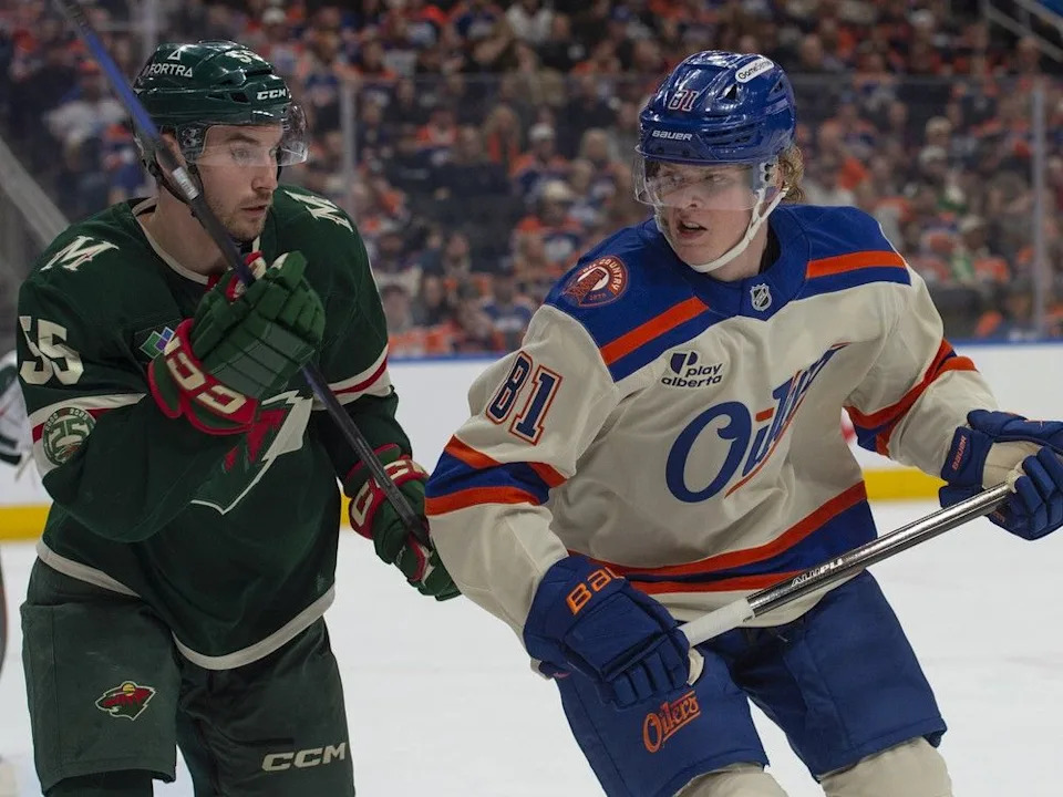  Edmonton Oilers forward Josh Samanski skates to the corner with Minnesota Wild defenceman David Jiricek at Rogers Place on Saturday, Jan. 31, 2026.