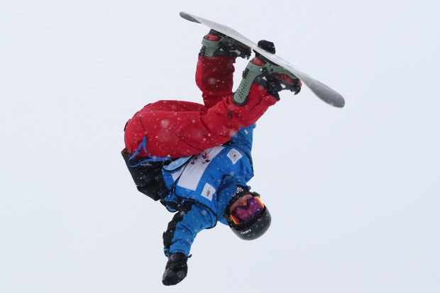 Chase Blackwell soars in the halfpipe for the World Cup held in Chongli county near Zhangjiakou in northern China's Hebei province on Sunday, Dec. 22, 2019. (AP Photo/Ng Han Guan)