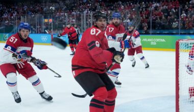 Canada captain Sidney Crosby leaves in quarters with lower-body injury