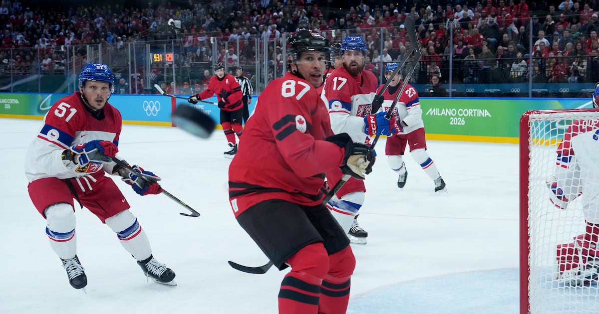 Canada captain Sidney Crosby leaves in quarters with lower-body injury