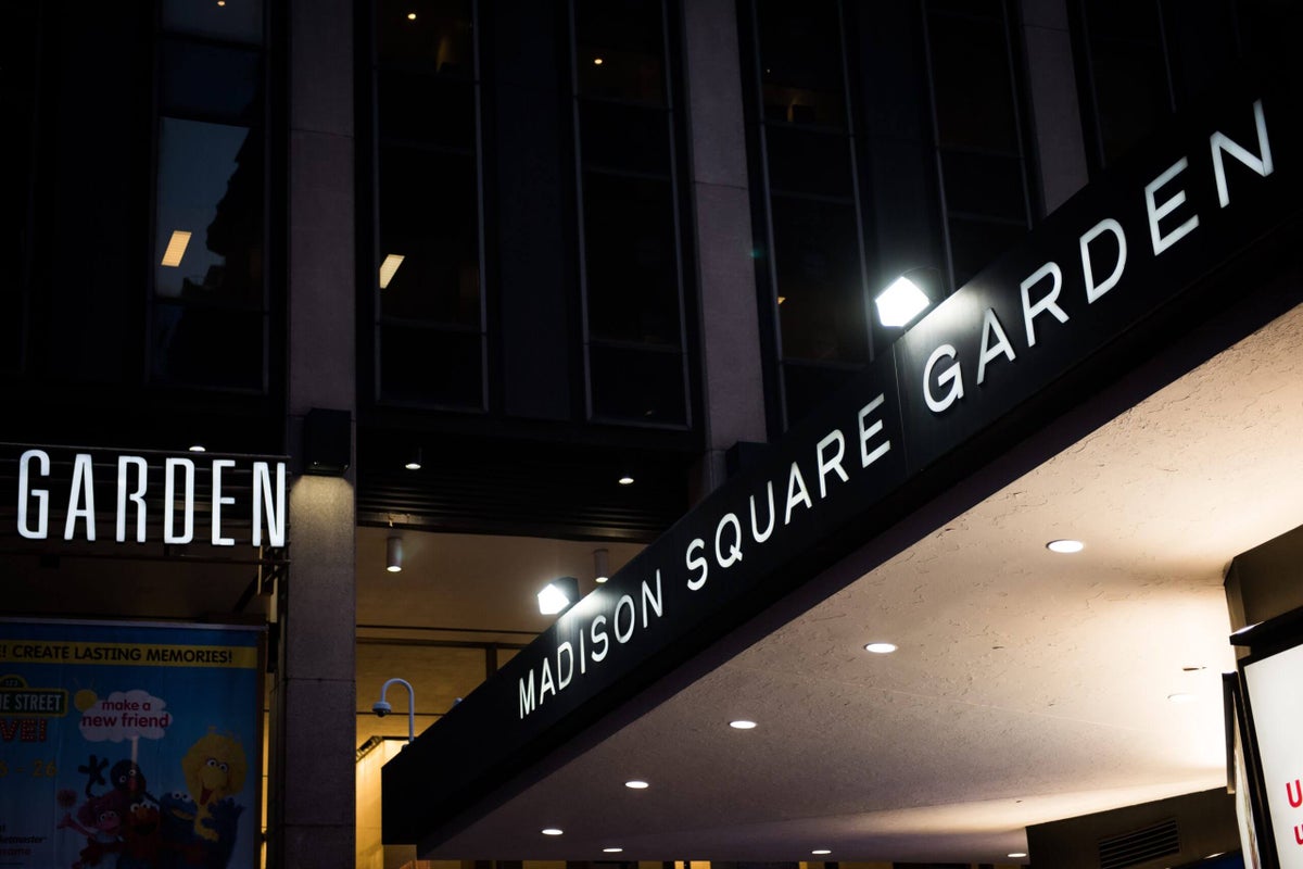 Madison Square Garden considers splitting Knicks and Rangers into separate companies