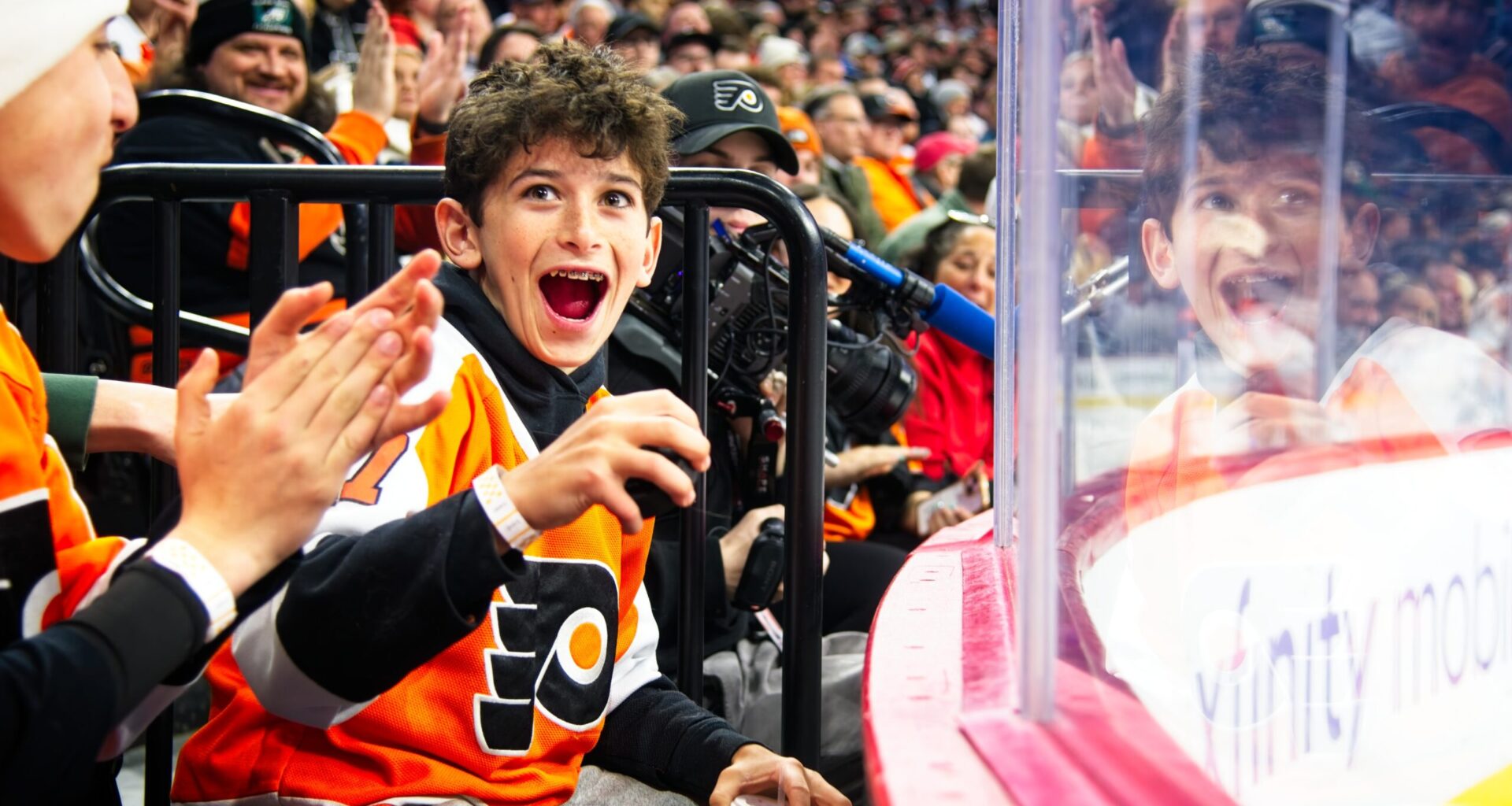 Our very own Michael Reaves took a great shot of a lucky fan ► FLYERS NITTY GRITTY