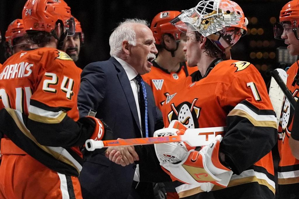 Ex-Blackhawks coach Joel Quenneville reaches 1,000 victories to join Scotty Bowman in an elite club – Chicago Tribune