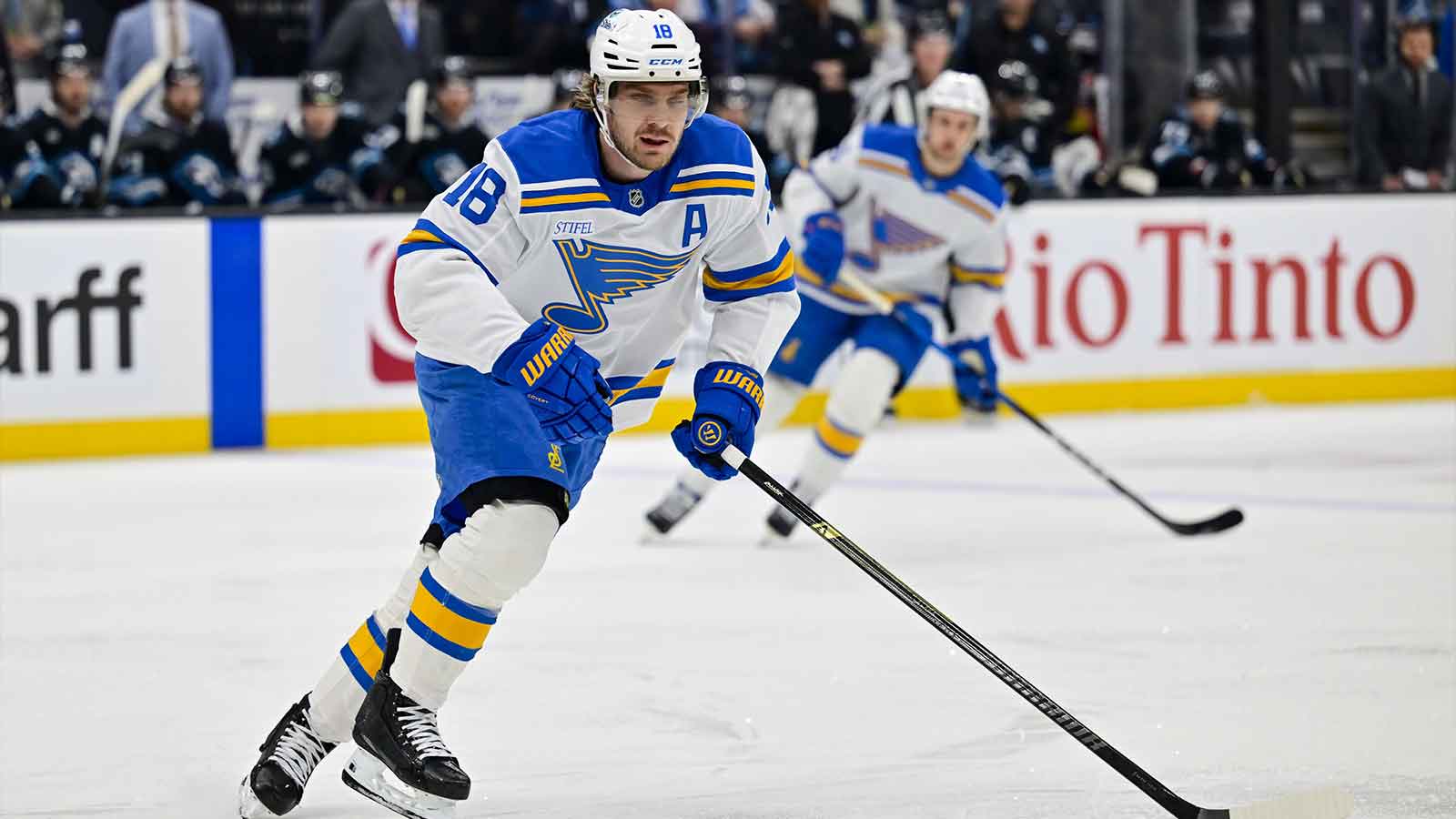 St. Louis Blues center Robert Thomas (18) makes a quick pass during first period against the Utah Mammoth at Delta Center