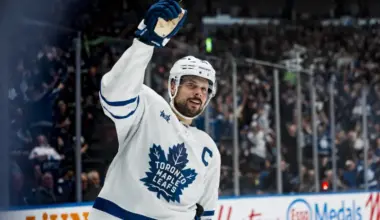 Maple Leafs' Auston Matthews blasted for on-bench 'addiction' image