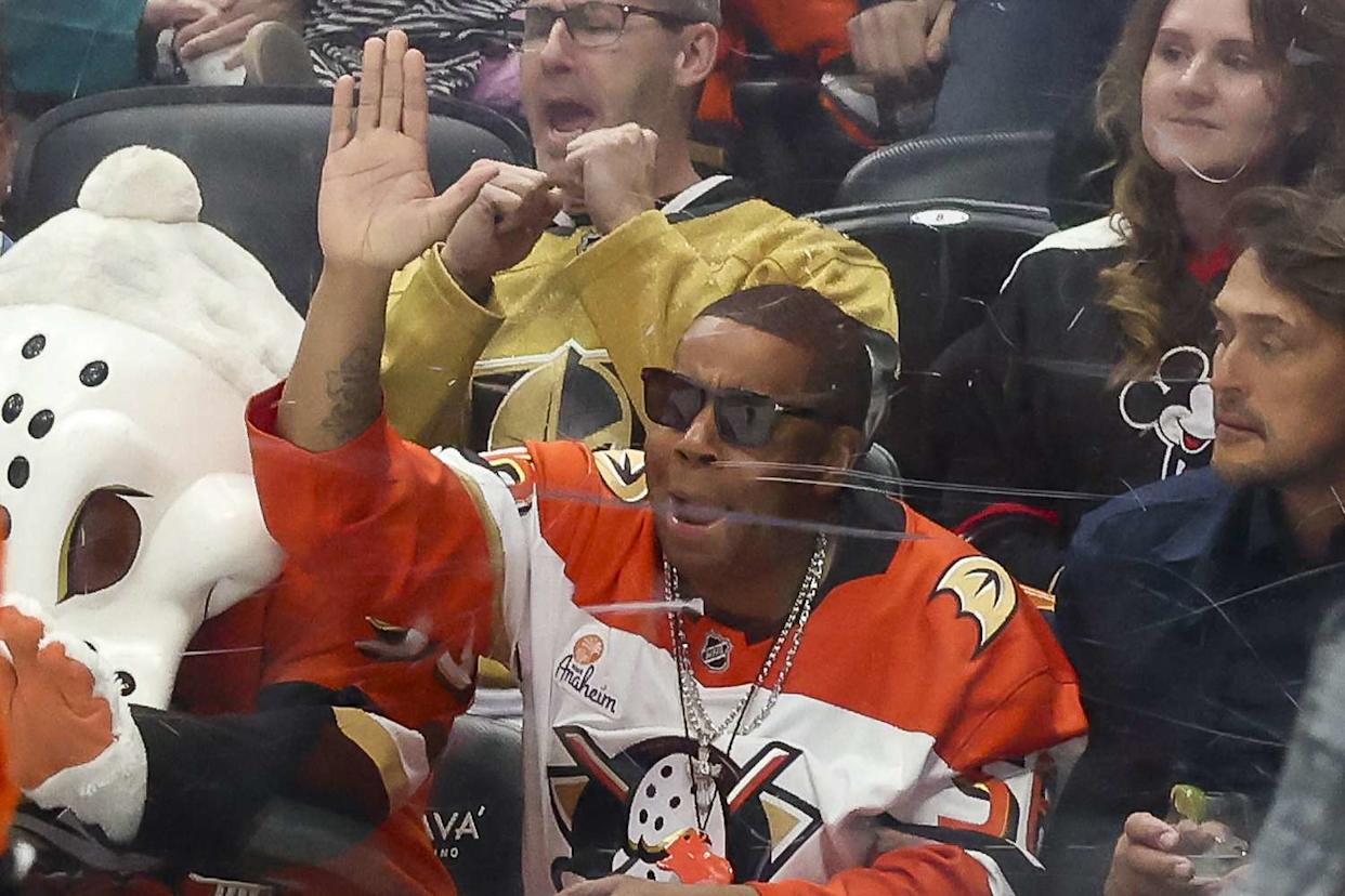 Kenan Thompson enjoys the Anaheim Ducks game Debora Robinson/NHLI via Getty