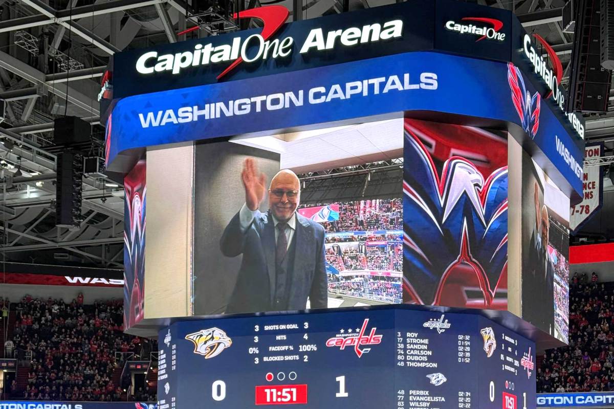 Barry Trotz, the only head coach to lead the Capitals to a Stanley Cup, honored during Predators game