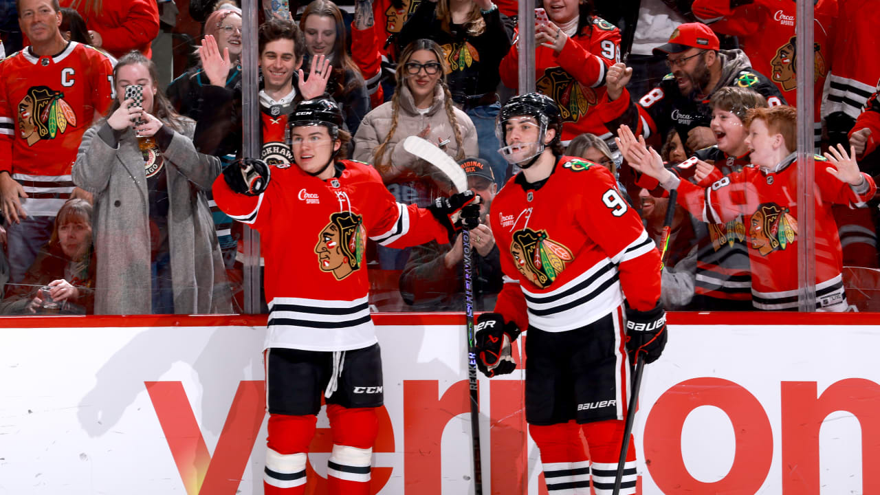 Bedard Finishes Tic-Tac-Toe Goal | Chicago Blackhawks