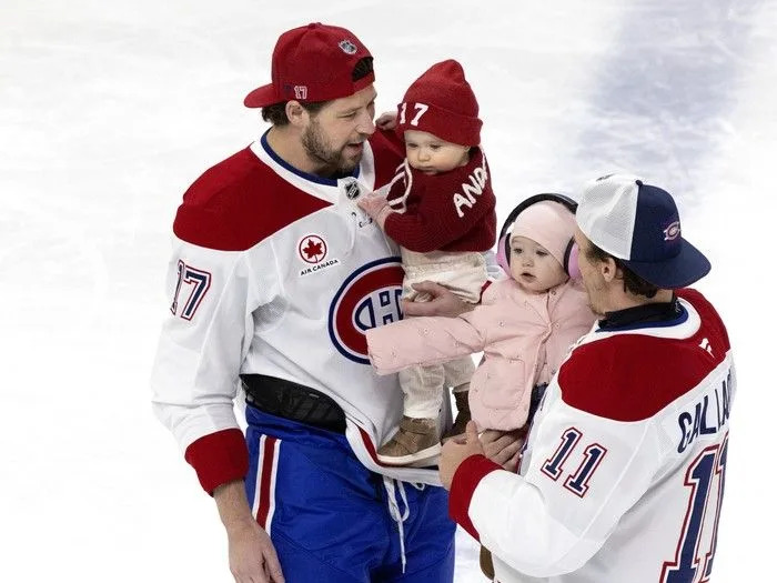  Montreal Canadiens right wing Josh Anderson (17) holds his daughter Stella as he speaks to Canadiens right wing Brendan Gallagher (11) and his daughter Everly during the team’s skills competition at the Bell Centre on Sunday, February 22, 2026.