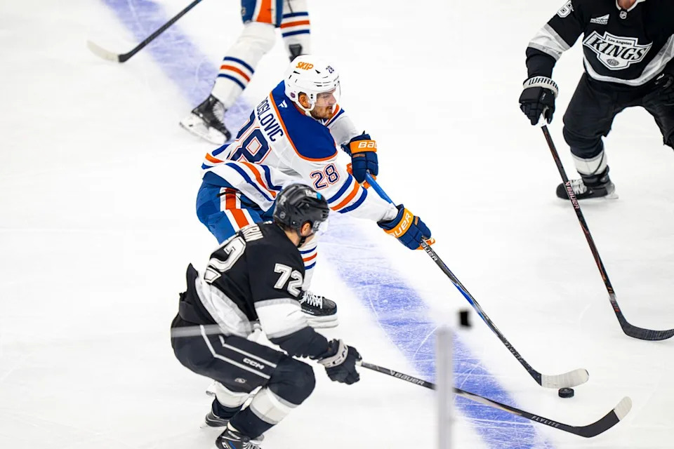 Edmonton Oilers center Jack Roslovic (28) assisting a goal during an NHL hockey game against the Los Angeles Kings on February 26th, 2026 in Los Angeles, CA.