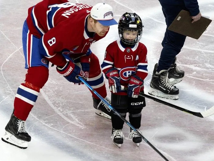  Montreal Canadiens defenceman Mike Matheson coaches his son Hudson before competing in the speed trials during the team’s skills competition at the Bell Centre on Sunday, February 22, 2026.