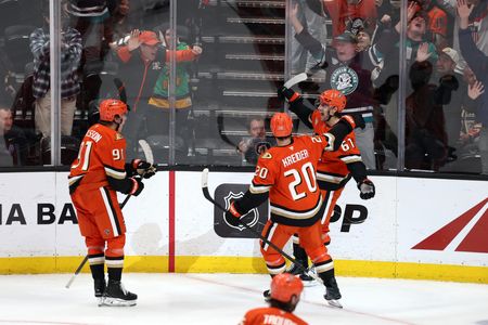 Ducks Coach Quenneville Reaches Historic 1,000 NHL Wins in Wild Comeback Victory