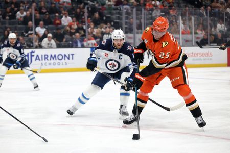 Kreider’s Last-Second Strike Lifts Ducks Past Jets in Overtime Thriller