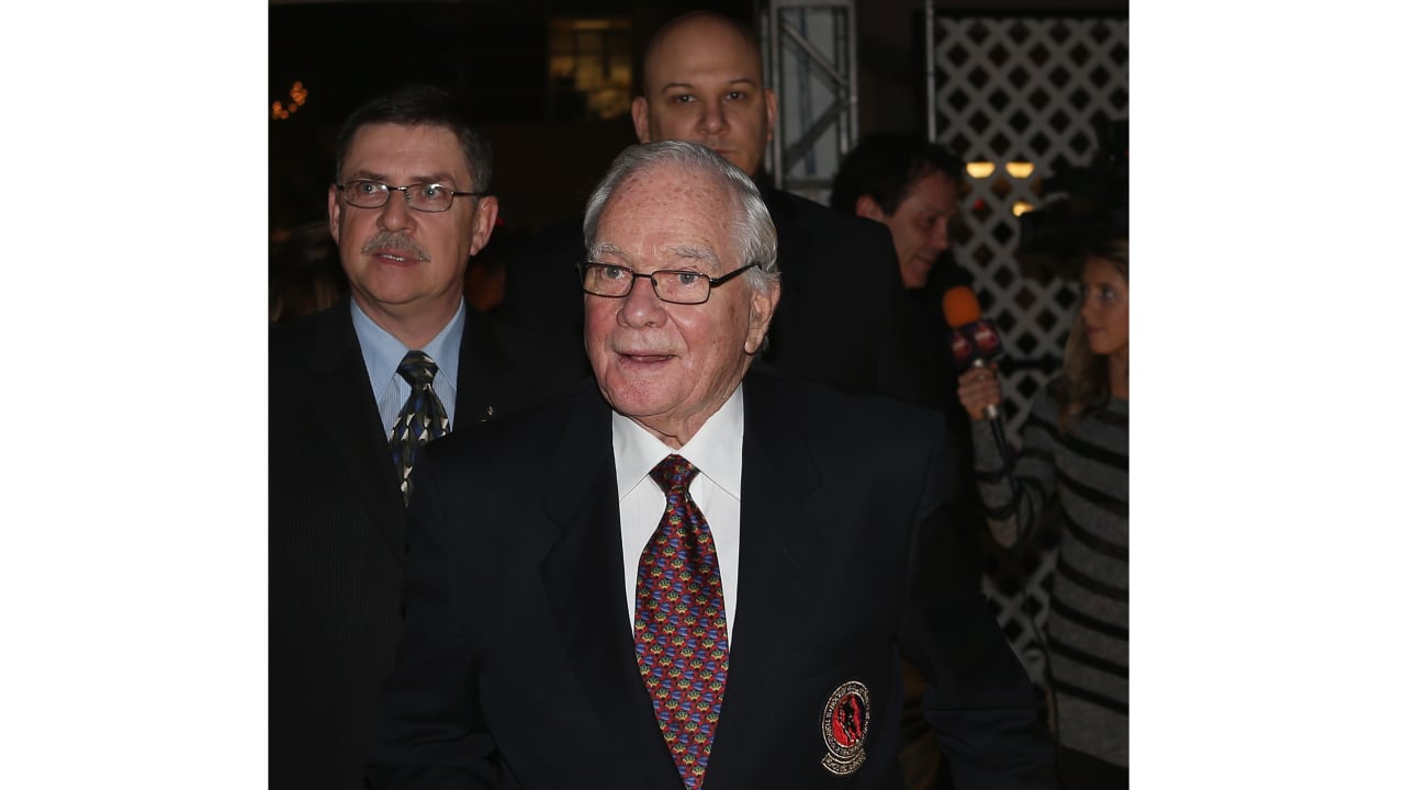 Morrison, former Hockey Hall of Fame president, dies at 95