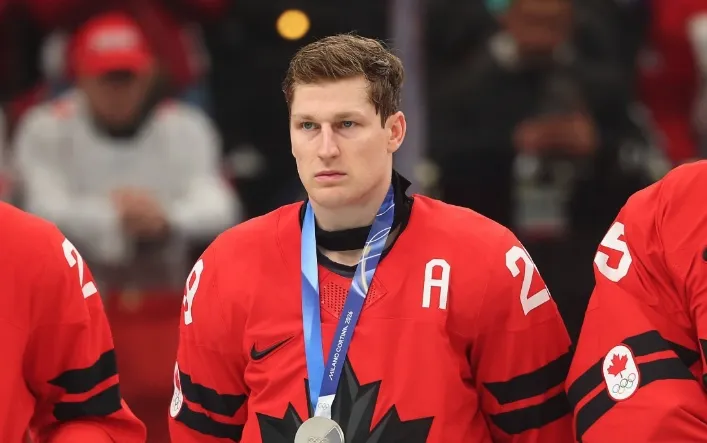 Scène gênante lors de la remise des médailles : Nathan MacKinnon outré par le comité olympique