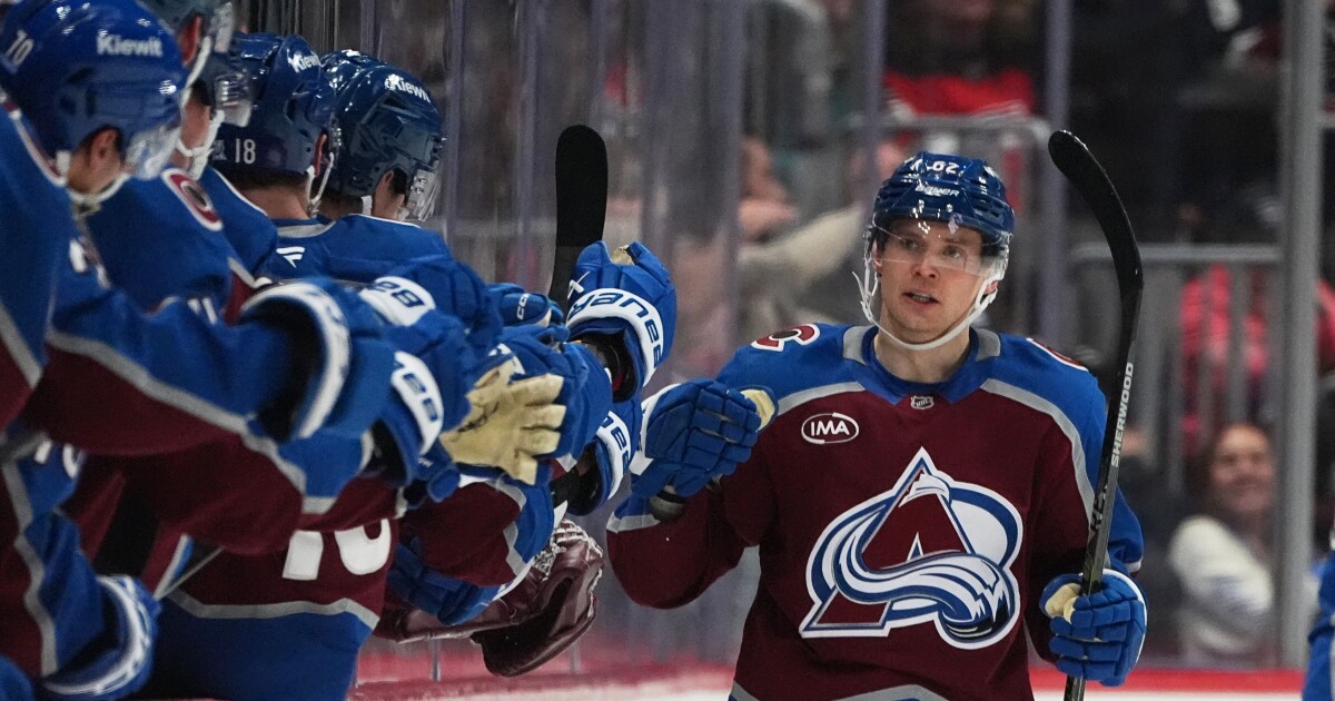 MacKinnon reaches 700 assists as Avalanche sink Sharks, 4-2